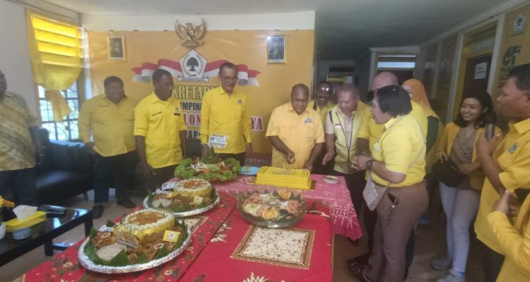 Pemotongan kue ulang tahun oleh Ketua DPD Golkar Papua Selatan, Yusak Yaluwo – Surya Papua/Frans Kobun