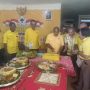 Pemotongan kue ulang tahun oleh Ketua DPD Golkar Papua Selatan, Yusak Yaluwo – Surya Papua/Frans Kobun