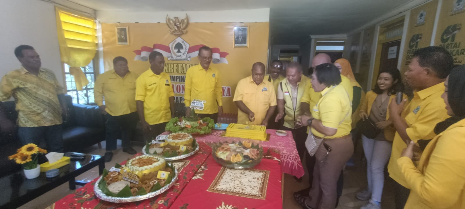 Pemotongan kue ulang tahun oleh Ketua DPD Golkar Papua Selatan, Yusak Yaluwo – Surya Papua/Frans Kobun