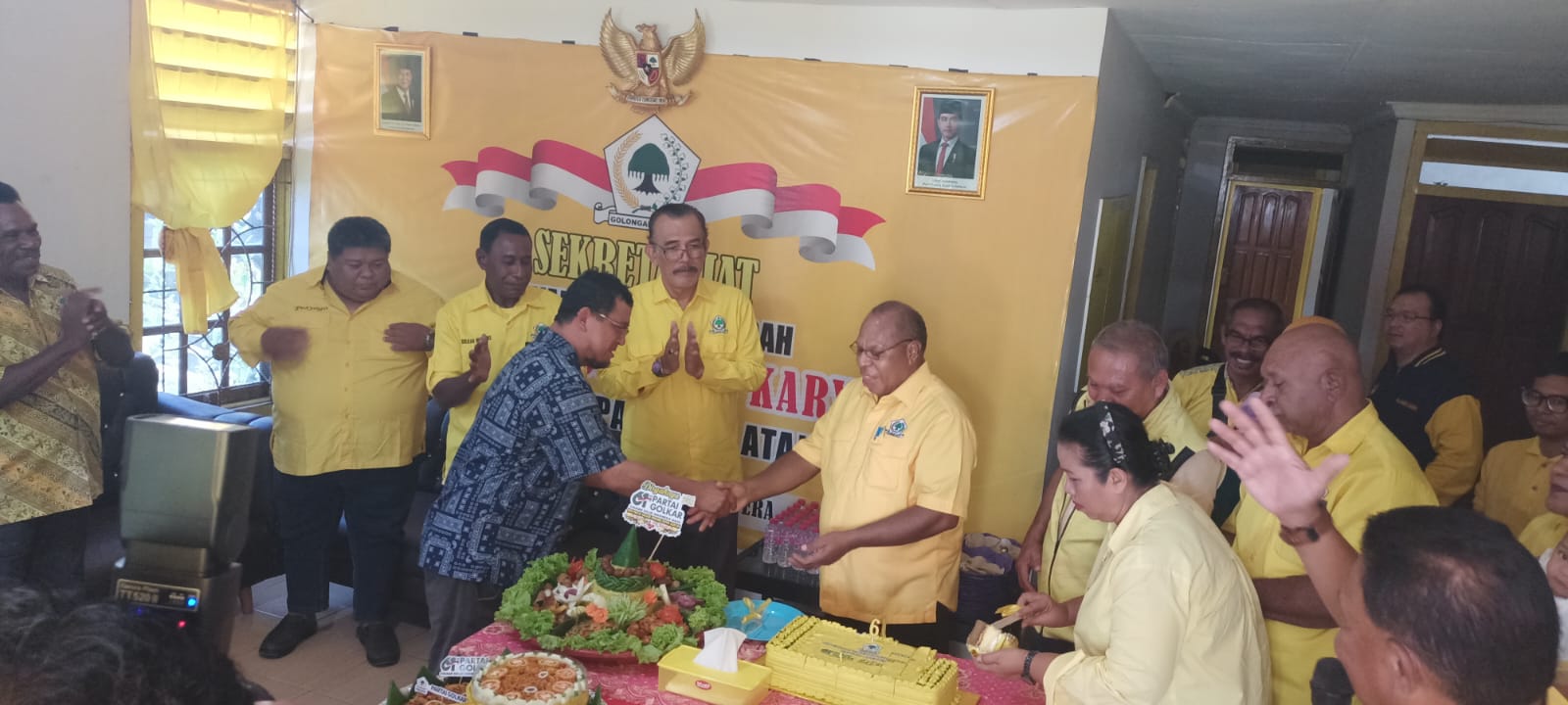 Pemberian kue ulang tahun kepada salah seorang Rohaniawan katolik dalam HUT Golkar ke-61 – Surya Papua/Frans Kobun