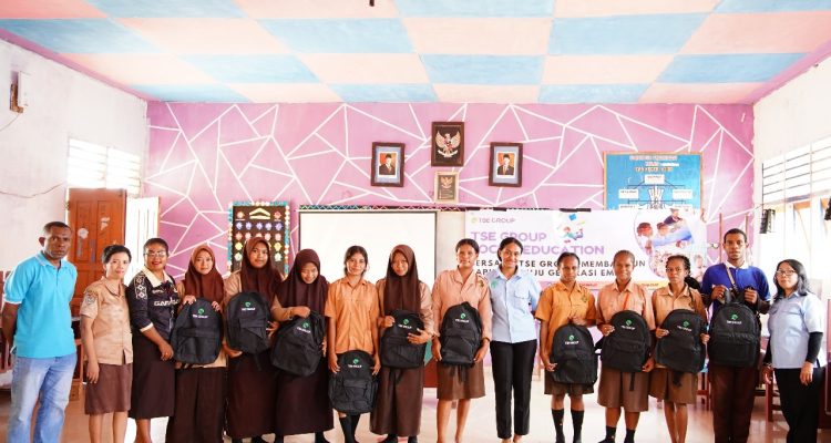 Foto siswa-siswi bersama Managemen TSE Group – Surya Papua/IST