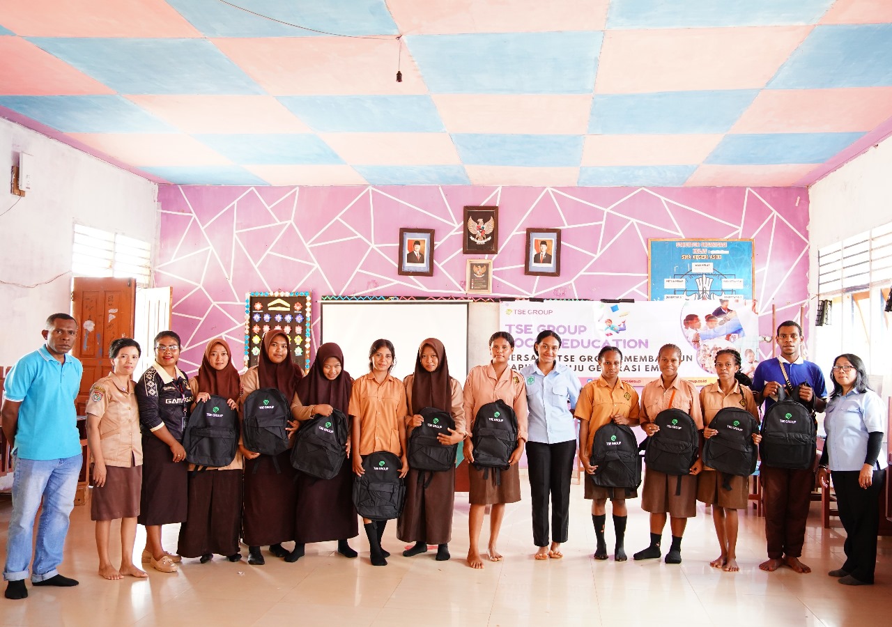 Foto siswa-siswi bersama Managemen TSE Group – Surya Papua/IST