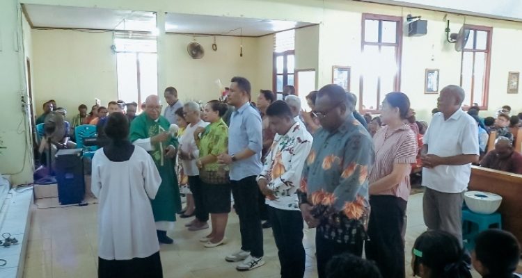 Pengukuhan dan pelantikan panitia pembangunan Gereja Santa Theresia Buti – Surya Papua/IST