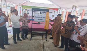 inte 1 Bupati-Wakil Bupati Merauke, Yoseph Bladib Gebze-Fauzun Nihayah sedang membuka papan selubung – Surya Papua/Frans Kobun