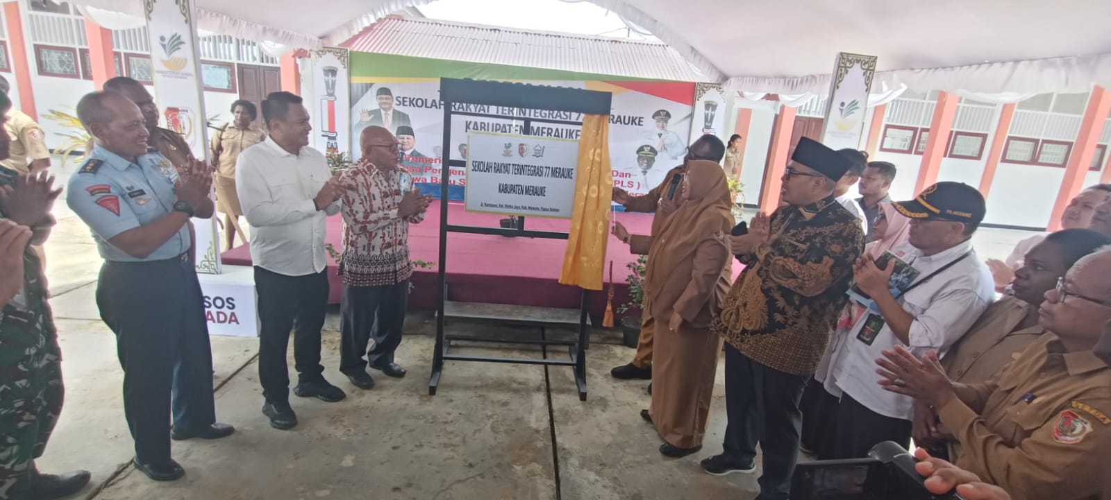 inte 1 Bupati-Wakil Bupati Merauke, Yoseph Bladib Gebze-Fauzun Nihayah sedang membuka papan selubung – Surya Papua/Frans Kobun