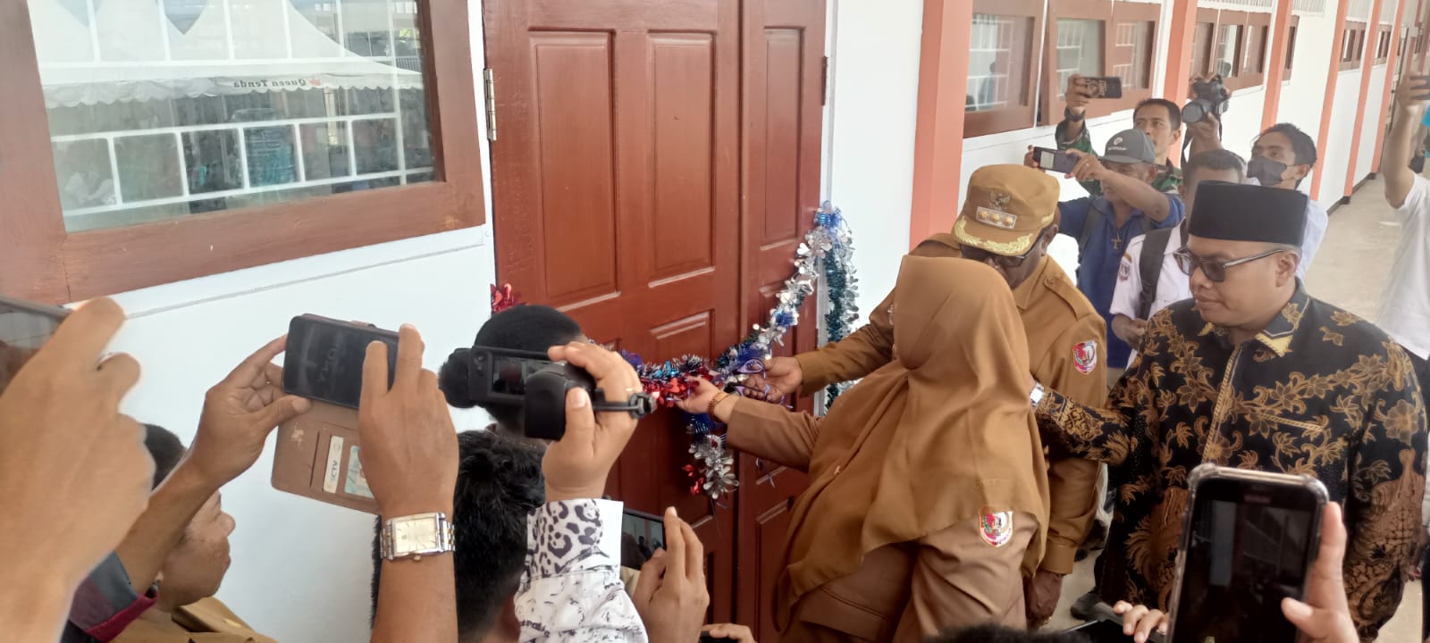 Pengguntingan pita oleh Bupati Merauke, Yoseph Bladib Gebze – Surya Papua/Frans Kobun