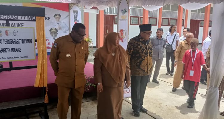 Anggota DPD RI, Gus Adib Fuad saat bersama Bupati-Wabup Merauke, Yoseph Bladib Gebze-Fauzun Nihayah – Surya Papua/Frans Kobun