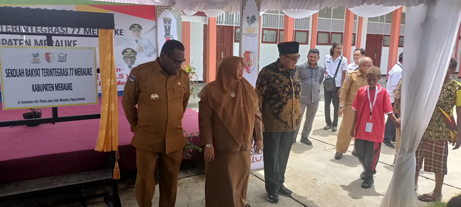 inte 3 Anggota DPD RI, Gus Adib Fuad saat bersama Bupati-Wabup Merauke, Yoseph Bladib Gebze-Fauzun Nihayah – Surya Papua/Frans Kobun