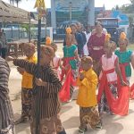 Anak-anak yang tampil membawakan tarian pada perayaan misa Inkulturasi Etnis Jawa di Gereja Santa Theresia Buti – Surya Papua/Frans Kobun