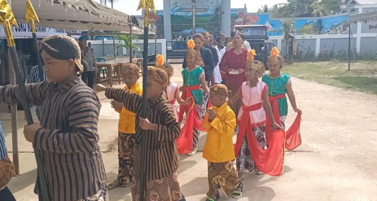 Anak-anak yang tampil membawakan tarian pada perayaan misa Inkulturasi Etnis Jawa di Gereja Santa Theresia Buti – Surya Papua/Frans Kobun