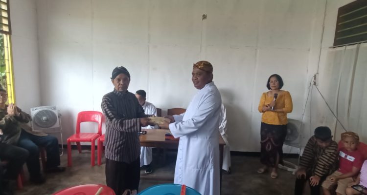 Bantuan dana yang diberikan Etnis Jawa Katolik untuk pembangunan Gereja Santa Theresia Buti – Surya Papua/Frans Kobun