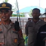 Kabag Ops Polres Merauke, AKP Irwanto Sawal berikan keterangan pers kepada wartawan – Surya Papua/IST