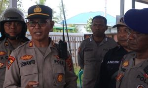 Kabag Ops Polres Merauke, AKP Irwanto Sawal berikan keterangan pers kepada wartawan – Surya Papua/IST