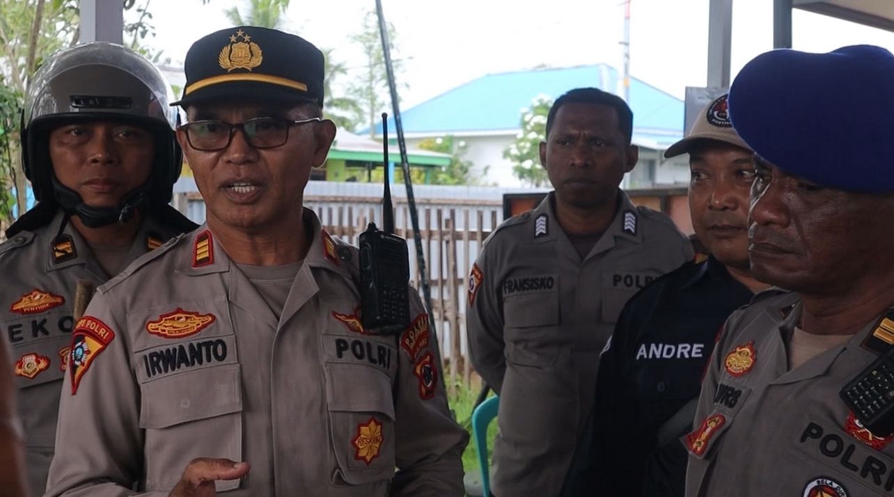 Kabag Ops Polres Merauke, AKP Irwanto Sawal berikan keterangan pers kepada wartawan – Surya Papua/IST
