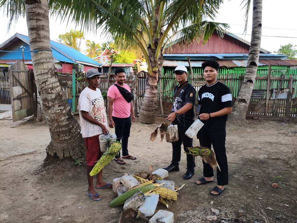 Mayang kelapa yang dipotong dan langsung dimusnahkan ditempat – Surya Papua/IST