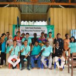 Foto bersama masyarakat dan tenaga medis dari Klinik PT Berkat Cipta Abadi – Surya Papua/IST