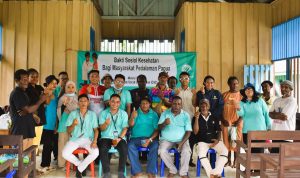 Foto bersama masyarakat dan tenaga medis dari Klinik PT Berkat Cipta Abadi – Surya Papua/IST