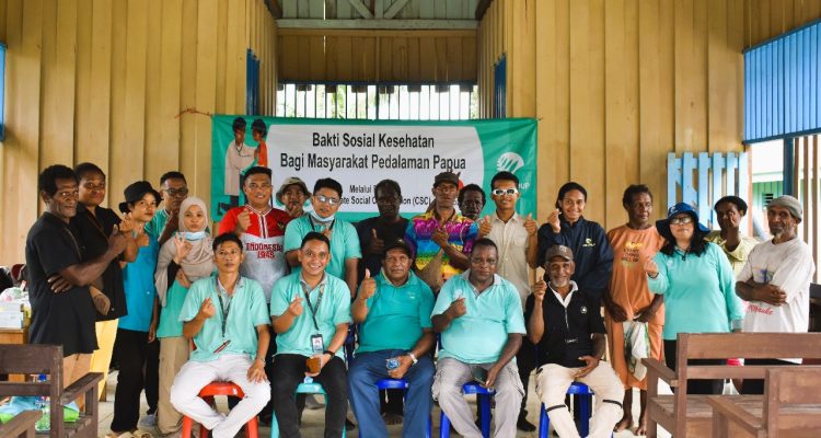 Foto bersama masyarakat dan tenaga medis dari Klinik PT Berkat Cipta Abadi – Surya Papua/IST