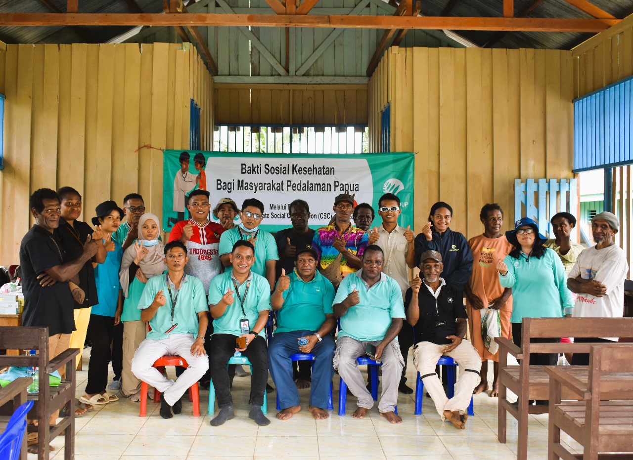 Foto bersama masyarakat dan tenaga medis dari Klinik PT Berkat Cipta Abadi – Surya Papua/IST