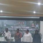 Kepala Dinas Sosial dan Pemberdayaan Perempuan Provinsi Papua Selatan pukul tifa – Surya Papua/Frans Kobun
