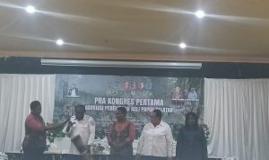 Kepala Dinas Sosial dan Pemberdayaan Perempuan Provinsi Papua Selatan pukul tifa – Surya Papua/Frans Kobun