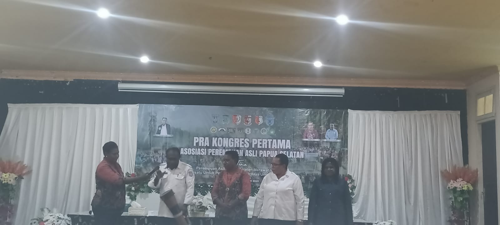 Kepala Dinas Sosial dan Pemberdayaan Perempuan Provinsi Papua Selatan pukul tifa – Surya Papua/Frans Kobun