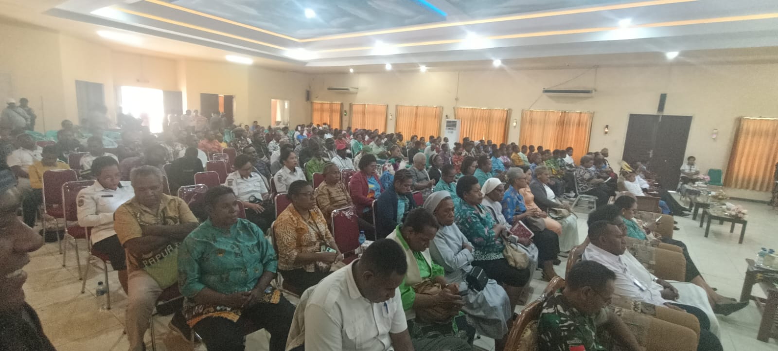 Ratusan perempuan Papua Selatan saat mengikuti pra kongres di Aula RRI – Surya Papua/Frans Kobun