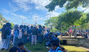 Ratusan siswa-siswi SMAN 3 Merauke yang tidak bisa masuk kelas karena pintu pagar sekolah dipalang – Surya Papua/IST