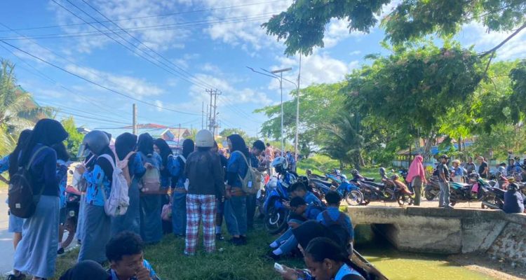 Ratusan siswa-siswi SMAN 3 Merauke yang tidak bisa masuk kelas karena pintu pagar sekolah dipalang – Surya Papua/IST