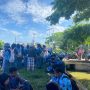 Ratusan siswa-siswi SMAN 3 Merauke yang tidak bisa masuk kelas karena pintu pagar sekolah dipalang – Surya Papua/IST