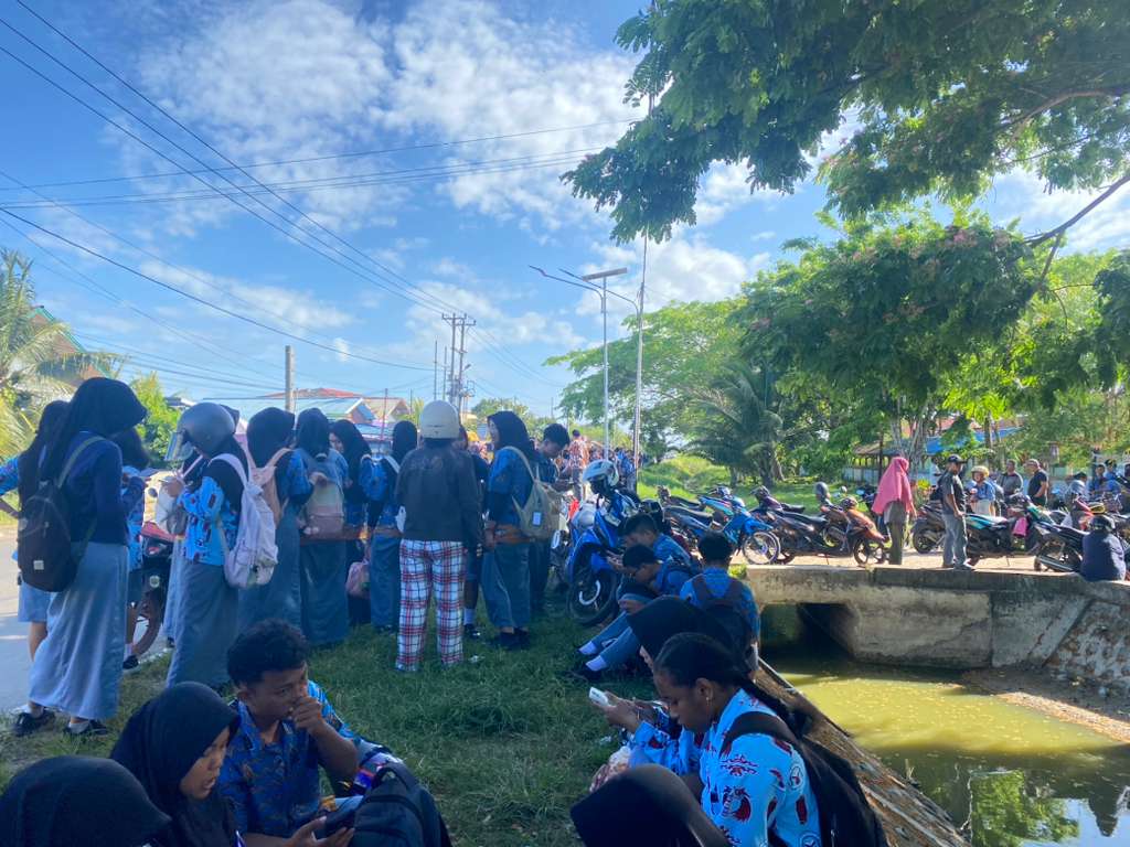 Ratusan siswa-siswi SMAN 3 Merauke yang tidak bisa masuk kelas karena pintu pagar sekolah dipalang – Surya Papua/IST