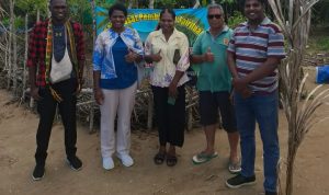 kuat 3 Foto bersama Pastor Andi Fanumbi di Wendu beberapa hari lalu – Surya Papua/IST