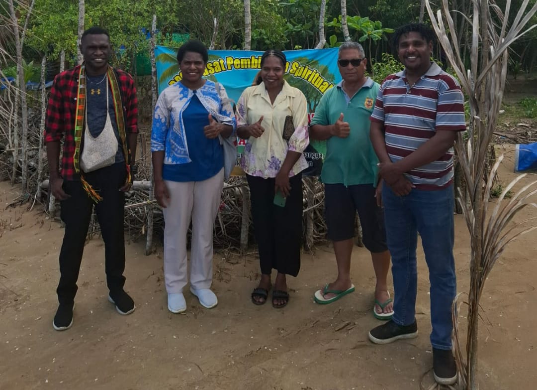 Foto bersama Pastor Andi Fanumbi di Wendu beberapa hari lalu – Surya Papua/IST