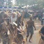 Tarian etnis Boven Digoel saat perayaan misa inkulturasi di Gereja Santa Theresia Buti- Surya Papua/Frans Kobun