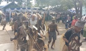 Tarian etnis Boven Digoel saat perayaan misa inkulturasi di Gereja Santa Theresia Buti- Surya Papua/Frans Kobun