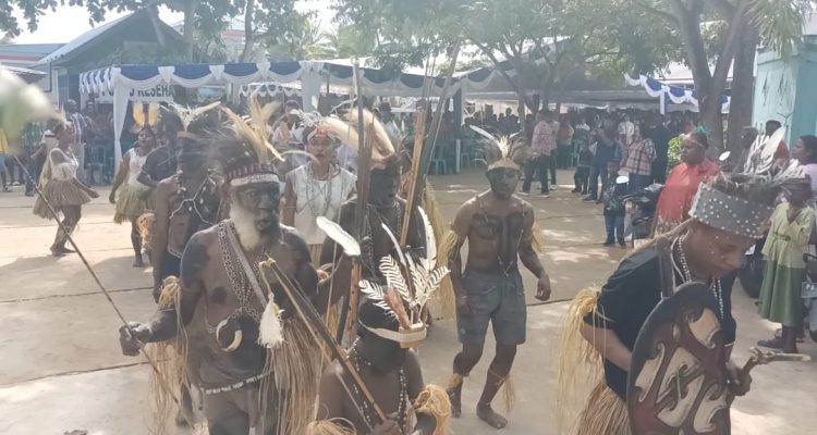 Tarian etnis Boven Digoel saat perayaan misa inkulturasi di Gereja Santa Theresia Buti- Surya Papua/Frans Kobun