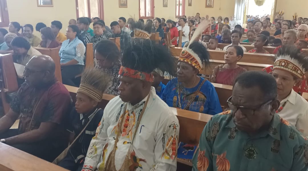 Para pejabat yang mengikuti perayaan misa inkulturasi etnis Boven Digoel di Gereja Santa Theresia Buti- Surya Papua/Frans Kobun