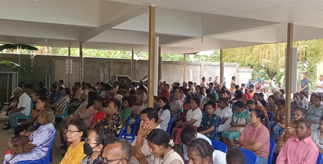 Umat yang memadati perayaan misa inkulturasi Etnis Boven Digoel di Gereja Santa Theresia Buti – Surya Papua/Frans Kobun