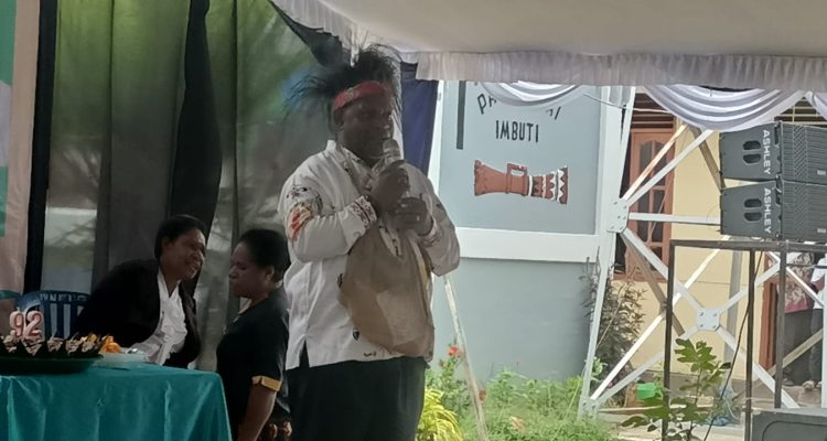 Ketua MRPS, Damianus Katayu sedang berikan sambutan – Surya Papua/Frans Kobun