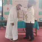 Ketua Panitia Etnis Boven Digoel, Damianus Katayu serahkan bantuan dana kepada Pastor Paroki Santa Theresia Buti – Surya Papua/Frans Kobun