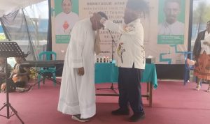 Ketua Panitia Etnis Boven Digoel, Damianus Katayu serahkan bantuan dana kepada Pastor Paroki Santa Theresia Buti – Surya Papua/Frans Kobun