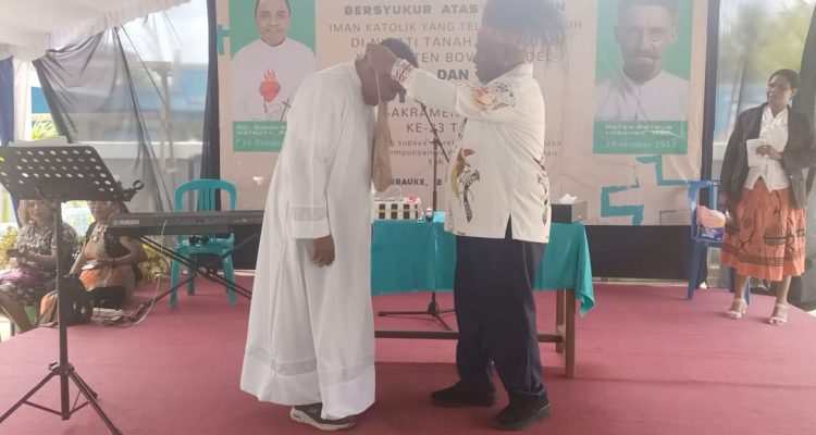 Ketua Panitia Etnis Boven Digoel, Damianus Katayu serahkan bantuan dana kepada Pastor Paroki Santa Theresia Buti – Surya Papua/Frans Kobun