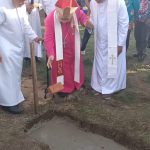 Peletakan Batu pertama pembangunan Gereja Santa Theresia Buti oleh Uskup Mandagi – Surya Papua/Frans Kobun