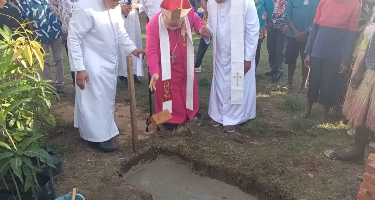 Peletakan Batu pertama pembangunan Gereja Santa Theresia Buti oleh Uskup Mandagi – Surya Papua/Frans Kobun