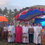 Foto bersama para pejabat dengan Uskup Agung Merauke dan masyarakat Marind dengan oleh-oleh sagu sep – Surya Papua/Frans Kobun