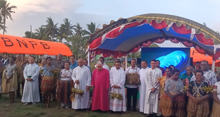 Foto bersama para pejabat dengan Uskup Agung Merauke dan masyarakat Marind dengan oleh-oleh sagu sep – Surya Papua/Frans Kobun