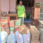 Mama Albertina Mekiuw saat menerima bantuan dari Presiden RI, Prabowo Subianto – Surya Papua/IST