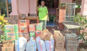 Mama Albertina Mekiuw saat menerima bantuan dari Presiden RI, Prabowo Subianto – Surya Papua/IST