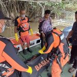 Tim SAR melakukan evakuasi terhadap sesosok mayat dari Sungai Maro tadi pagi – Surya Papua/IST