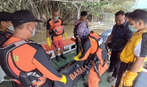 Tim SAR melakukan evakuasi terhadap sesosok mayat dari Sungai Maro tadi pagi – Surya Papua/IST